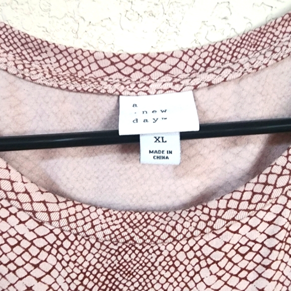 A New Day Animal Print Burgundy and Pink Snake Skin Top Size XL - Picture 2 of 2